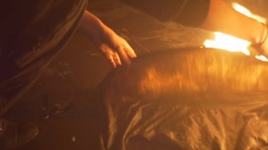 Man Fire Show Akşam Gecesi bir Yangın Dans Yaptıktan Sonra Dans Topluluğu Yavaş Ateş Gerekli Sahne Islak Bez Meşale tarafından Bir Yangın Söndürme