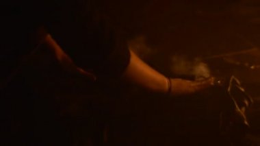 Man Fire Show Akşam Gecesi bir Yangın Dans Yaptıktan Sonra Dans Topluluğu Yavaş Ateş Gerekli Sahne beyanında Bir Yangın Söndürme olduğunu