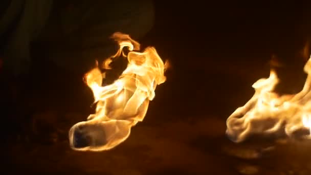 Человек тушит пожар мокрой тканью реквизиты танцевальной труппы после исполнения огненного танца на огненном шоу в Ополе Польша Вечером — стоковое видео