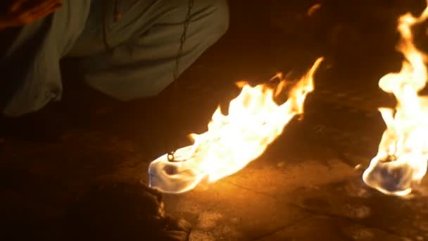 Человек держит горящую смоту на цепи реквизитов танцевальной труппы после исполнения огненного танца на огненном шоу в Ополе Польша Вечером — стоковое видео