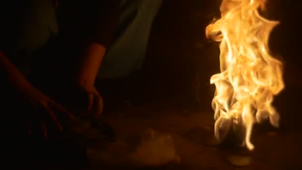 Man 's Hands Are Putting Out a Fire by Wet Cloth Outra Tocha está Queimando Sups of Dance Troupe After Performing a Fire Dance at Fire Show — Vídeo de Stock