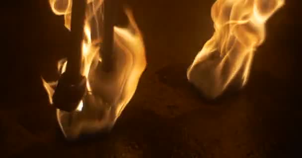 Людина гасінні пожежі за тканиною факел вогню необхідного реквізиту танцювальної трупи після виконання пожежної танцю в Вогняне шоу увечері ввечері — стокове відео