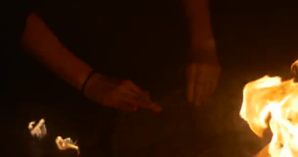 Мужчины тушат огонь на факеле, созданный тканевым реквизитам танцевальной труппы после исполнения огненного танца на вечернем огненном шоу — стоковое видео