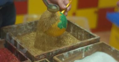 Kişi Bir Noel Topları Renkli Cam Yeni Yıl Oyuncaklar Glitters Bir Kutu İnsanlar Birlikte Çalışıyoruz Kapalı Sallayarak Bir Altın Glitter Dökülüyor