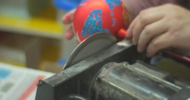 Testere ile kesme dışarı bir cam ele vermek oyuncak bir kişi kim yaptı bu konuda aile ana sınıfı dönen tekerlek için önce bir top kırmızı Noel oyuncak adamdır