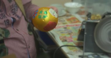 Adam bir altın topu Noel oyuncak top içine bir kağıt kutusu daha önce oyuncak bir kişi kim yaptı bu aile ana sınıfı direksiyonun için dönen vermek için ambalaj