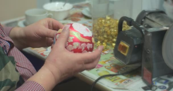 男人把一顶帽子进洞后锯开手柄的玻璃圣诞玩具球包进纸箱和玩具给制作者 — 图库视频影像