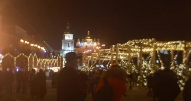Saat Kulesi bir katedral altın Cupolas Sofia Sofia Meydanı yılbaşı kutlama Kiev Ukrayna Kiev kilise karanlık gökyüzü lamba çelenk insanlara yaktı