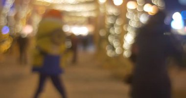 Minyon Kostüm Animatör Bulanık İnsanlar Fir-Trees Alley Alley Küçük Ağaçlar Işıklar Parlayan Garlands tarafından Yürüyüş Sofya Meydanı Yeni Yıl Kiev bir Ağaçlar üzerinde