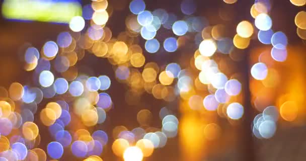 Θολή φώτα μπάλες του γιρλάντες πολύχρωμο λαμπτήρες πλατεία της πόλης είναι φωτίζεται έλατο εγκατασταθεί στο Κίεβο γιορτή ΣΟΦΙΑ πλατεία Πανόραμα της Πρωτοχρονιάς — Αρχείο Βίντεο