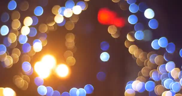 Lumières bleues floues de guirlandes Lampes colorées Place de la ville est éclairé sapin installé à Sofia Square Panorama Célébration du Nouvel An Kiev 