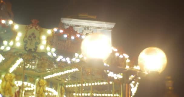 Torre dell'orologio di Sofia La giostra di Kiev illuminata brillantemente con le luci Ghirlande Panorama di Sofia Square Celebrazione di Capodanno Kiev Ucraina Night — Video Stock