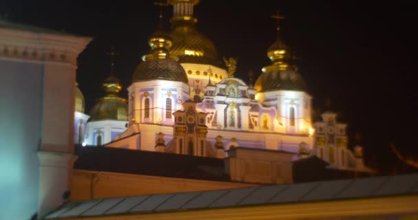 Nachtzicht op de Sophia Cathedral verlichte muren van een gebouw halfronde ramen Golden cupolas Sofia Square Nieuwjaarsviering Kiev Oekraïne — Stockvideo