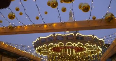 Işıklı Atlıkarınca Lambalar Altın Noel Topları Lamba Çelenk ler bir Kablolar Sofya Kiev Meydanı Destekler Çan Kulesi Sabit ile dekore