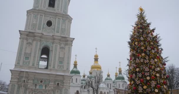 索非亚基辅大教堂与绿色屋顶钟楼大教堂的乌克兰大教堂主新年树在索菲亚广场全景雪正在下降 — 图库视频影像