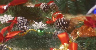 Kırmızı Altın Kurdeleler Ile Süslenmiş Noel Ağacı Bows Noel Oyuncak Kar Taneleri Süslenmiş Yeni Yıl Ağacı Konileri Bir Ağacın Evergreen Dalları Panorama