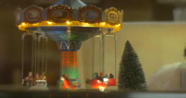 Jouet décoratif Carrousel avec des jouets hommes se déplace autour de jouets exclusifs Nouvel An Souvenirs Vitrine de Noël dans le marché central rue Kreschatik Kiev — Video