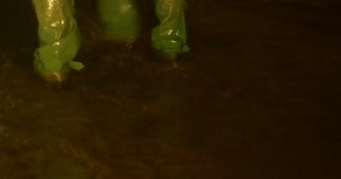 Gumboots İnsanlar Lamba Turistler ile Yürüyüş Man Yeraltı Kiev tarafından Yeşil Gumboots Gezi bir Mağara Darkness İnsanlar içine Foreward Yürüyüş vardır
