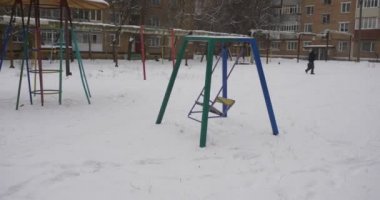 Man Bir Yard Salıncak Karşısında Yürüyüş Sandbox Playground Ekipman Kış Residental Evlerde Çok Kar Kar Çocuksu Oyun Alanı ile Kaplı Salıncak olduğunu
