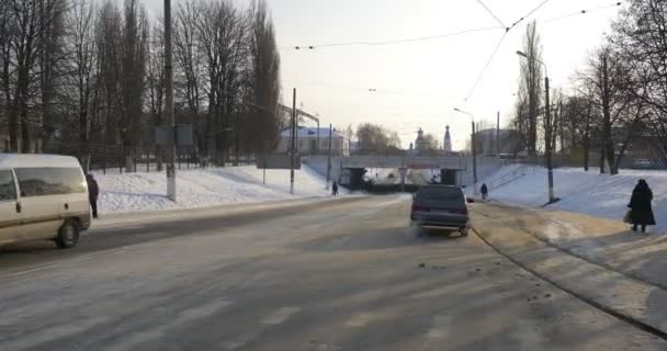 Panoráma város gyalogosok emberek gyaloglás mentén vasúti vasút autók mozgó Road City Street téli épületek csupasz ágak fák karácsony — Stock videók