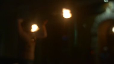 Kadın dansçı dönen tutan iki yangın meşaleler dans topluluğu Opole akşamları bir yangın dans Slow Motion tehlikeli hileler yangın Fuarı'nda gerçekleştiriyor.