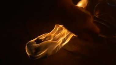 Yangın meşale yakma Slow Motion erkek el görünür birkaç daha yanan meşaleler dört meşaleler turuncu ateş koyar yanan bir karanlık açık havada gece içinde mı