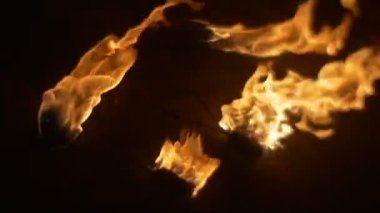 Erkek ellerini koyarak vardır bir ateş dışarı yanıyor bir yere ateş meşaleler vardır yanan Slow Motion turuncu bir karanlık yangın dilleri açık havada gecede yanıyor