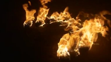 Yarım daire tel yangın meşale yanan çarpmak ateş meşale Slow Motion turuncu ateşi olduğunu yanan bir karanlık yangın dilleri içinde açık havada akşam yetiştirme