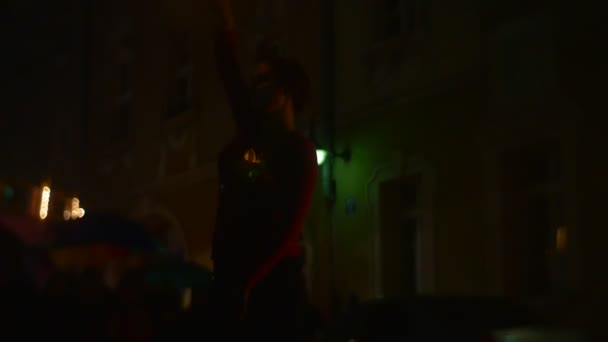 Frau mit geschminktem Gesicht dreht Feuerseiltanzgruppe führt bei Feuershow am Abend einen Feuertanz in Zeitlupe auf — Stockvideo