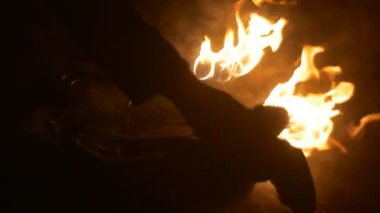 Erkek eller vardır yangın Out yavaş hareket koymak parça kumaş yangın meşaleler vardır yanan turuncu alev duman tarafından gece dışarıda yükselterek koyuyor