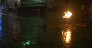 İnsanların gölgeler ateştir yanan bir kova açık havada alır Peson kova yol asfalt taşları yangın söndürme meşaleler vardır yanan gecem