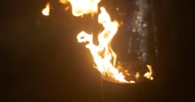 Ateş Bir Kova Yangın Işıklı Yerde Yanıyor Açık Yol Taşlarla Döşenmiş Yangın Söndürülen Meşaleler Turuncu Alev Gecesi Yanıyor