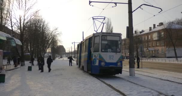 Ludzie opuszczają Wagon tramwaju na stacji objęte zielony dach stary tramwaj Mir Avenue w zimie miasto Konotop Ukraina 2016 wigilijny wieczór — Wideo stockowe