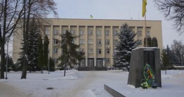 Konotop City Ukrayna Bayrağı İdari Binası Eski Lenin Anıtı'nın Yeri Mezar Çelenkleri Bir Bayrağa Yerleştirilir Sallanıyor