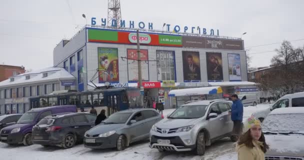 Tramwaj przybywa do stacji na rynku centralnym ludzie idą do podjęcia tramwaj zaparkowane samochody ludzie czekają na Station Central Department Store — Wideo stockowe