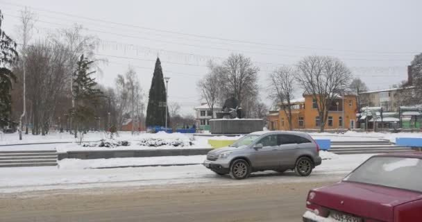 Pessoas caminhando no Memorial a Taras Shevchenko Panorama de uma Estátua em Wintery Park Escritor de poetas ucraniano Estátua do Homem Sentado Konotop Fir Decorado — Vídeo de Stock