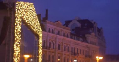 Carousel Tv ekranında kişidir döndü Off Vintage Bina adam Noel Baba kostüm kişilerde çoğu Sofia Meydanı yeni yıl kutlama Kiev, yürüyüş