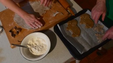 İnsanların çoğu kesim pasta melek şeklinde kalıp dikkatlice koyarak onlara bir pişirme tepsisi aile tarafından yapım bisküvi Ram-Shaped çerezleri onların mutfak at olduğunu