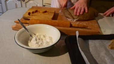 Kadın el vardır kesme dışarı bir parça, hamur yoğurma Put It yeşil önlük koca eşi aile içinde bir Form adam için önce bir pasta Making Ram-Shaped kurabiye olduğunu