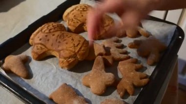 El bir Ram şeklinde melek şeklinde kurabiye pişmiş kurabiye pişirme tepsisi bir parşömen üzerine bir alt çerezleri ev yapımı Noel hediyeleri ile koyarak