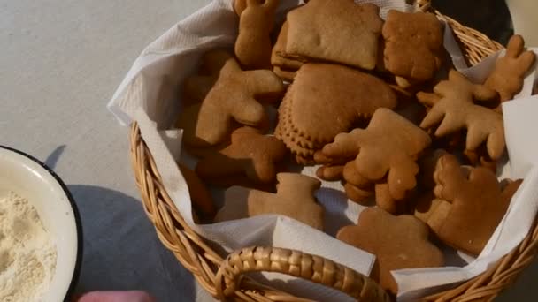 Biscotti a forma di angelo Biscotti a forma di cuore Qualcuno muove una ciotola con la famiglia delle farine sta cuocendo un biscotto messo in un cestino sulla tavola Biscotti di Natale — Video Stock