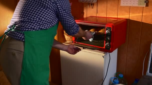 Homem tirando assar bandeja mostra para esposa biscoitos da família do forno está cozinhando um bolinho em forma de homem e mulher bolos decorados com mastique cozinha — Vídeo de Stock