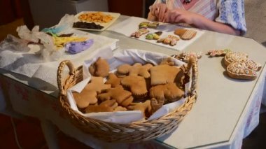 El koyma bir Noel kurabiye bisküvi dekorasyon boyalı kurabiye kadın kadının önünde bir masada renkli Mastique ile dekore edilmiş