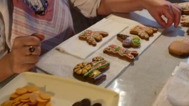 Oturan dokunuşlar A çerezleri dekore edilmiş Noel bisküvi dekore edilmiş bir tablo açık bir kadın çikolata düğmeleri renkli Mastique ile kadındır