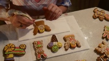 El boyama ile beyaz Mastique melek çerezi kadın olduğunu bir Noel kurabiye bisküvi dekore edilmiş bir tablo üzerinde renkli Mastique ile dekorasyon