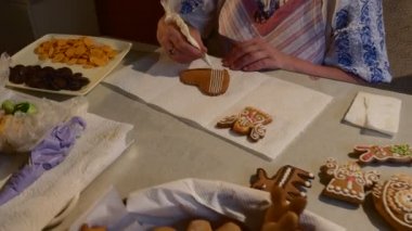 Eller Mastique kadın çikolata önünde bir tablo ile kalp-Cookie beyaz Mastique Noel kurabiye bisküvi dekore dekorasyon düğmeleri