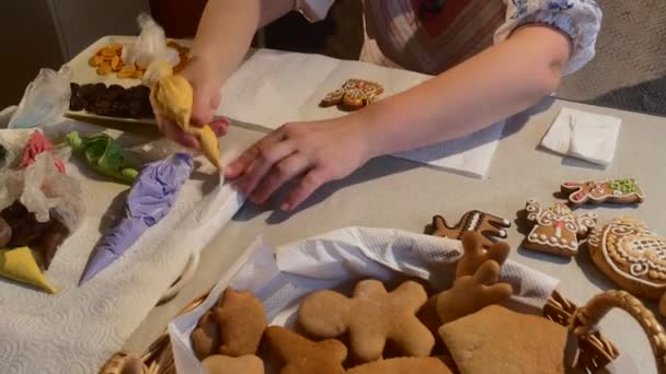 Mujer Terminado un Ángel Cookie Decor Mastique Amarillo Mujer está poniendo una Mastique galletas de Navidad decoradas con coloridos botones de chocolate Mastique — Vídeo de stock