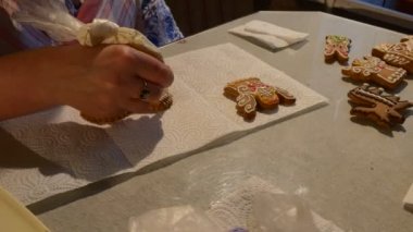 Kadın bir kalp-Cookie beyaz Mastique Noel kurabiye bisküvi süslenmiş Mastique açık bir kadın çikolata düğmeleri bir tablo ile boyama