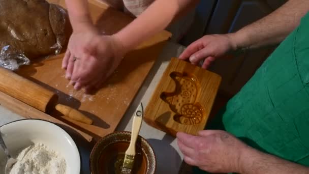 As mãos femininas estão amassando uma massa derramando uma farinha antes de colocar em uma forma de cozimento homem marido mulher mulher idoso casal está cozinhando em sua cozinha — Vídeo de Stock