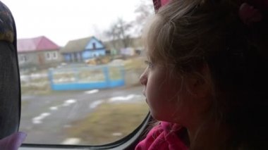 Kız bir köy küçük sarışın kız çocuk seyir ile bir pencere otobüs kabin defada bir koltuk ile Her yüz sakin manzara üzerinde değiştirilmesi olmasıdır gözlemleyerek